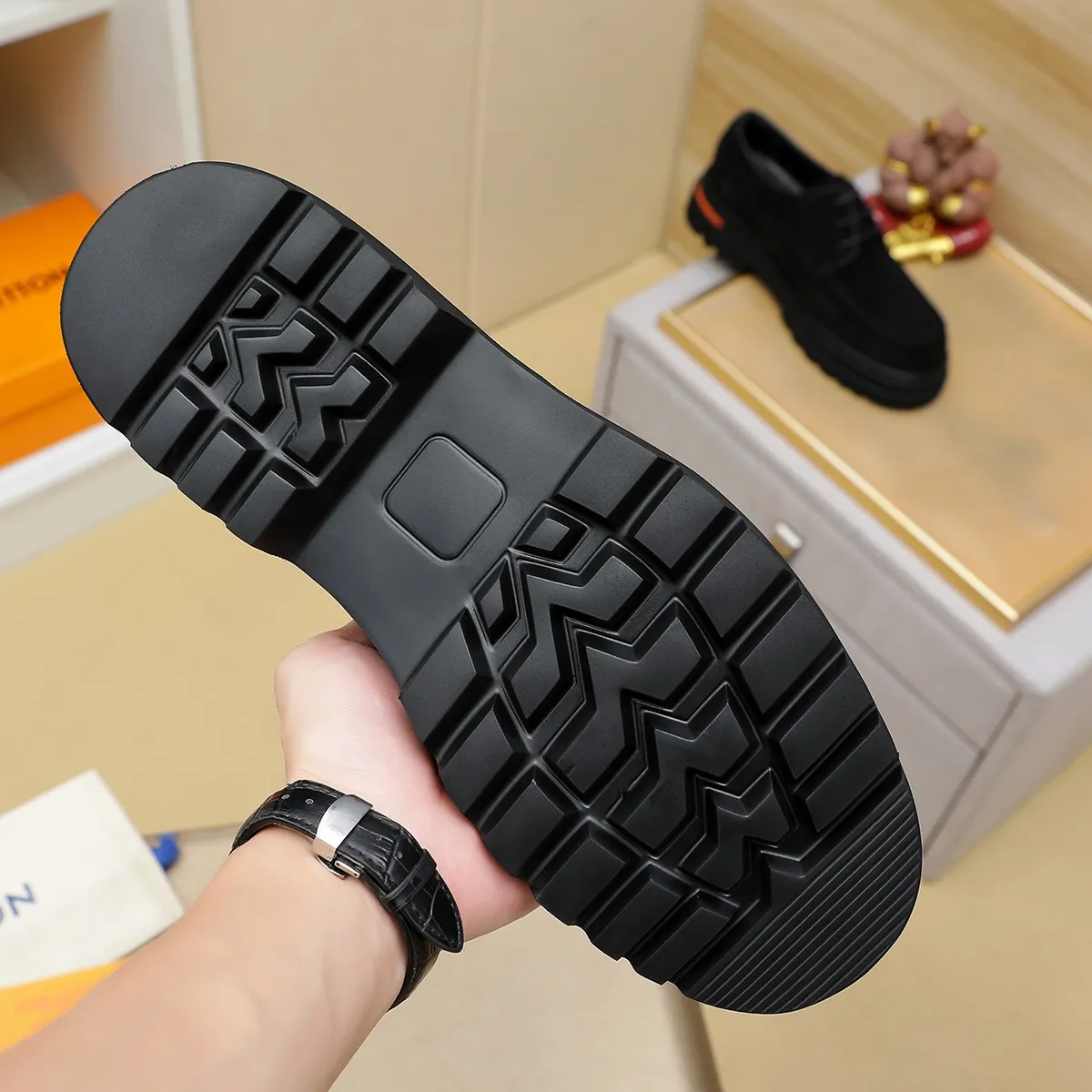 Men's shoes 💰660 💰 Louis Vuitton LV ® Autumn and Winter 🆕 models 🔛Full shoe counter First layer cowhide, 🐂Leather lined casual shoes for men, super soft outsole, essential for driving. Counter synchronization Original first layer cowhide Completely 1:1 mold customization 🌹Top version, 2 colors available! Number: 38-45 (37.46. Customized)